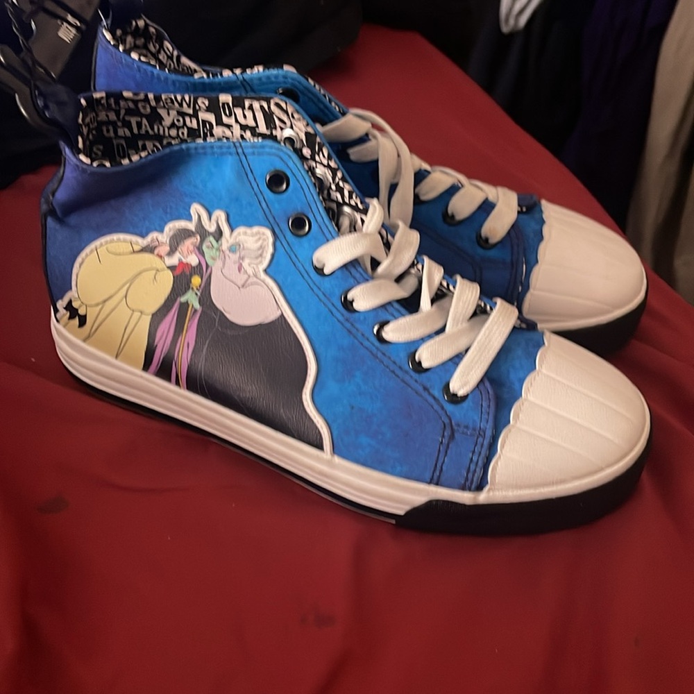 Women Disney villains sneakers size 8.5 - Picture 3 of 3